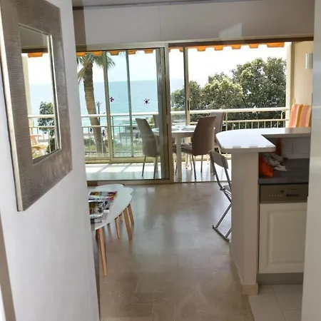 Cozy Cocoon With Balcony Close To The Sea Apartment *