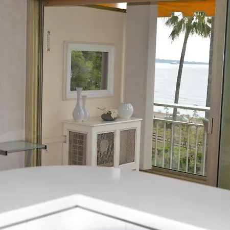 Cozy Cocoon With Balcony Close To The Sea